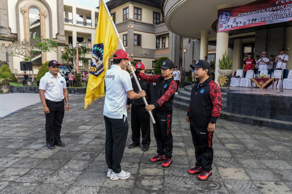 Bupati Adi Arnawa Lepas Kontingen Badung Ke PORJAR Provinsi Bali 2025